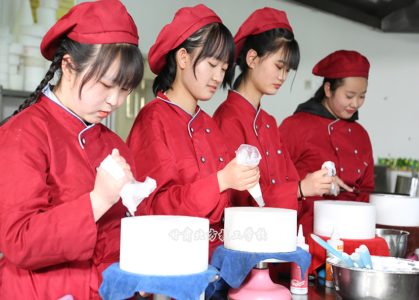 ?女生初中畢業(yè)可以在蘭州中專學(xué)校學(xué)廚師嗎？