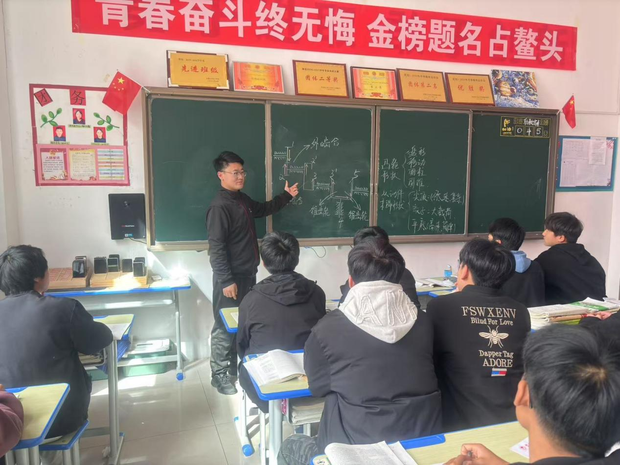 ? 有溫度的點燈人 | 優(yōu)秀教師風采展示（4）：李旭泉