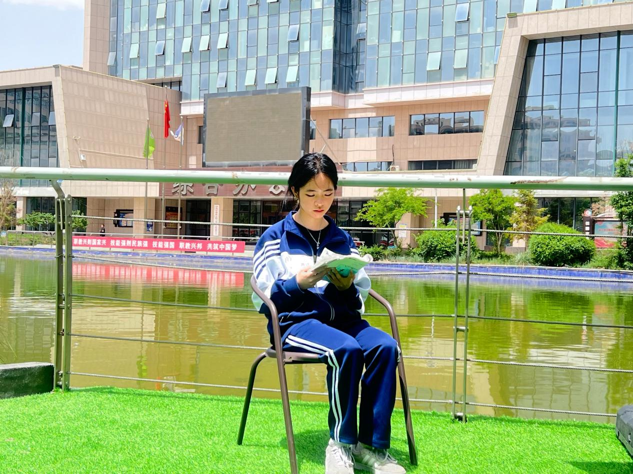 書林漫步 經(jīng)典共享 | 學生薦書：《我走入寧靜蔚藍的日子》